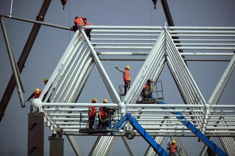 順利吊裝的完成,標志著整個超級工廠網(wǎng)架結構吊裝施工正式開始.